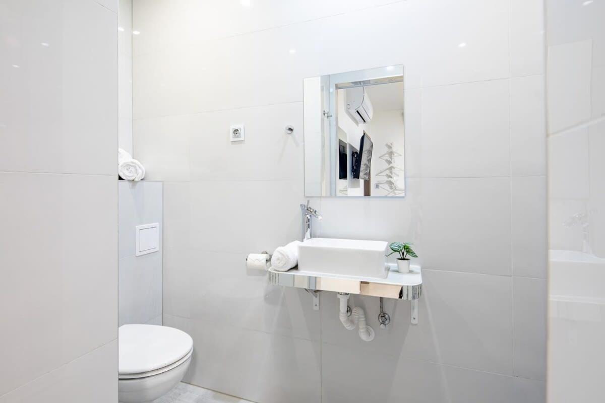 Central - New - Quiet Sleep Apartment Будапеща Екстериор снимка